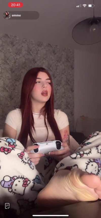 emmeprivof - Cute gamer girl soles live rn