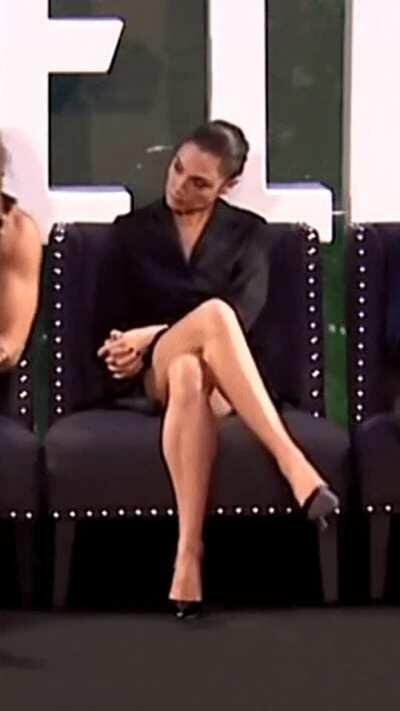 Gal Gadot sexy legs 👠