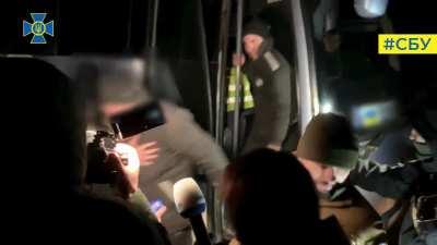 Another big prisoners exchange took place today. 100 Ukrainian defenders were returned home. Video by SBU 