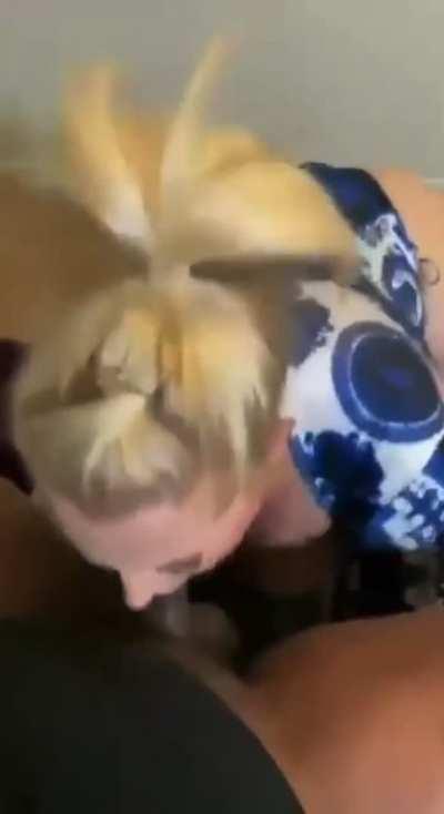 This PAWG knows how to give good neck