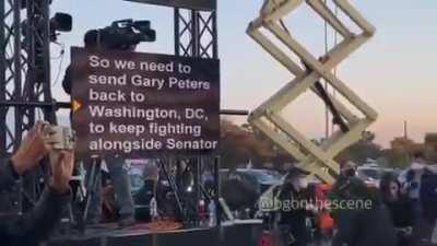 Biden needs a teleprompter to speak to 7 people?