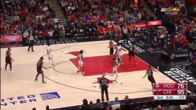 [Highlight] Alperen Sengun finds Christian Wood in the post with a behind-the-back bounce pass