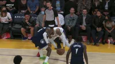 [Highlight] Melo drains the momentum changing 4pt play late in the 4th