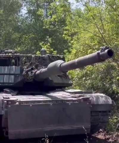 UA POV: Ukrainian M1A1 Abrams with additional ERA Kontakt-1 and a roof cage