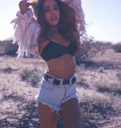 Ariana Grande and her skinny belly