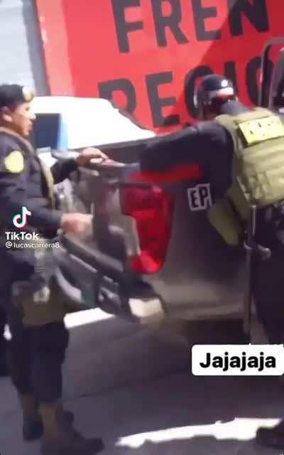 Maltrato policial o falta de talento del detenido? 😂