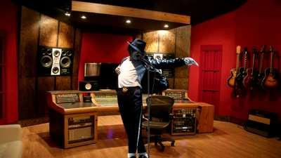 Michael Jackson Singing Fighting gold (read comments before awarding) credit: u/S1lv3rPh4nt0m