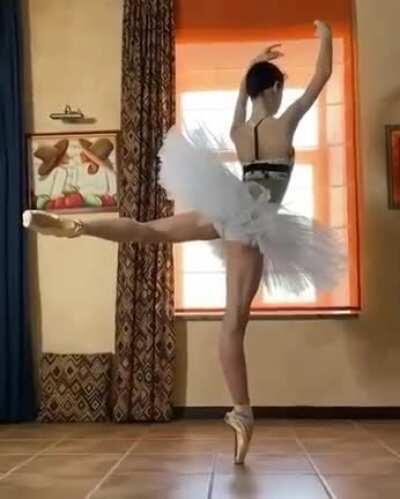 Russian ballerina Maria Khoreva does a minute long, 360° pointe technique.