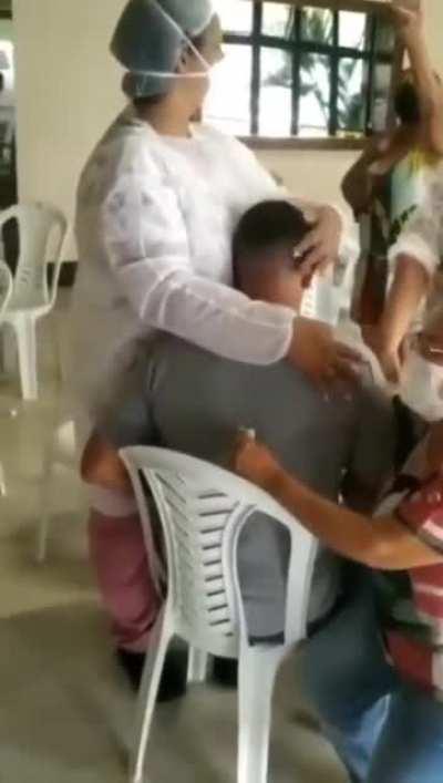 Homem com fobia de agulha é vacinado contra a COVID-19 ❤️
