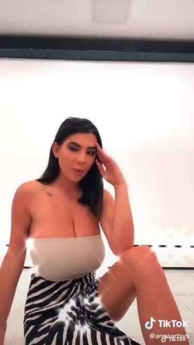 She knows what she is doing lol (•)(•)