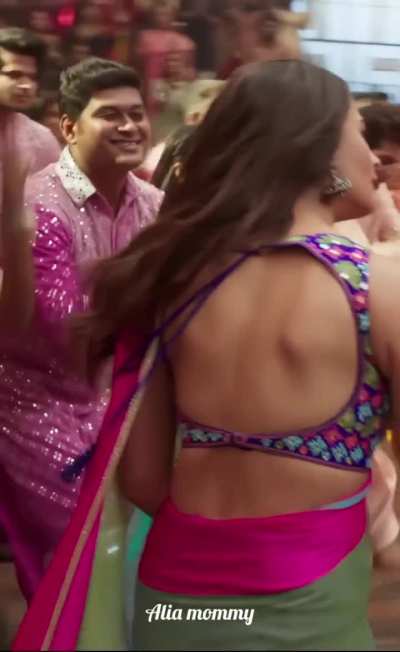 Alia bhatt what jhumka saree 🤤