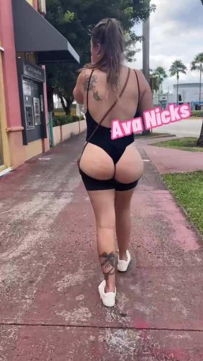 Think you could rip my thong off with your teeth? Let’s give Miami a show