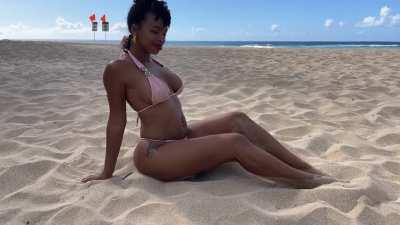 My titties miss Hawaii. 🌊🍋💋
