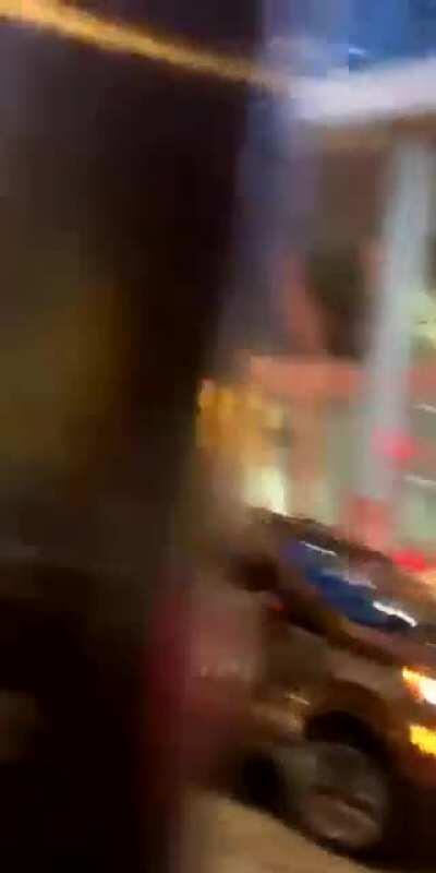 Manifestante rouba cavalo de policial e sai cavalgando por Chicago