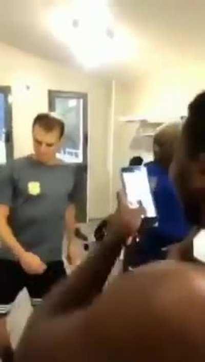 Messi no vestiario dps do jogo contra o Clermont em um estadio de 10 mil pessoas comemorando o 7° hat trick seguido