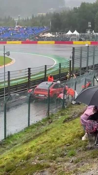 Marshals are so entertaining, gotta say they’re doing the fastest pit stop