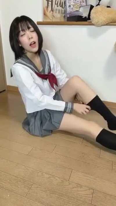 坚持看不了五秒就羞愧的关闭了视频 现在这些不守妇道不知廉耻的烧牌实在是可恶！可恨！