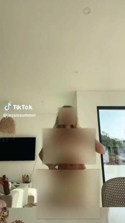 Focus on her belly simp!