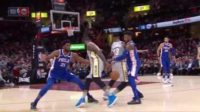 [Highlight] LeBron goes behind the back, nutmegs his own teammate, and gets the And 1