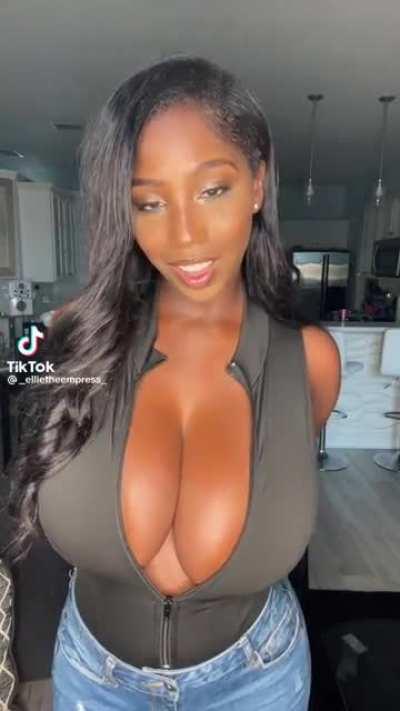 _ellietheempress_ showing huge cleavage!