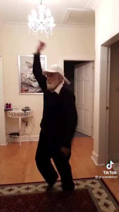 I reinstalled TikTok to see if the cringe is common or not… this is the first video that came up