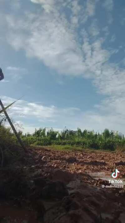 O pai da Dora aventureira ensinando como atravessar o Lameiro AOZHXISHAJABSJSBSJAN