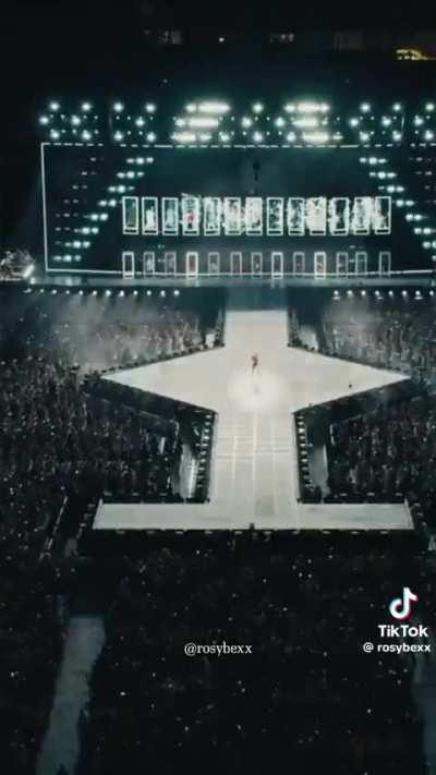 Her ass in the first clip 🤤🤤