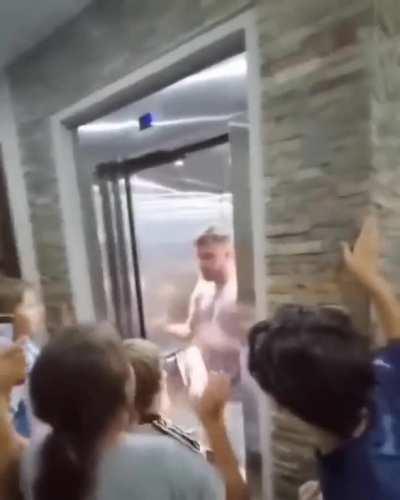 Tagliafico haciendo feliz a los chicos