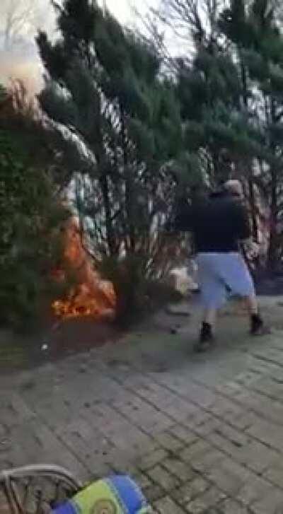 Irgendwo in Deutschland hat einer versehentlich seine Hecke abgefackelt, das Video hat RTL2 Niveau.