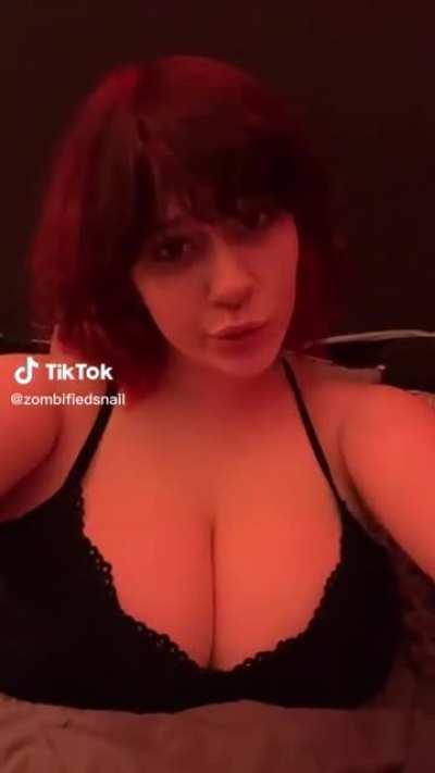 (zombifiedsnail) big boobs alt girl