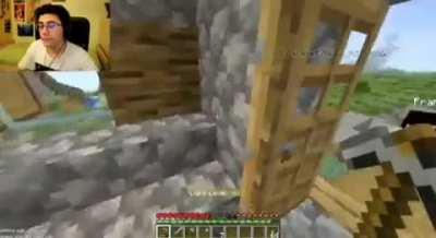 un niño saltando en una cama