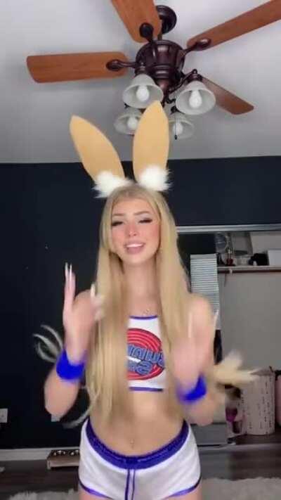 TikTok: @lorengray // Age: 18 // Dang 😳