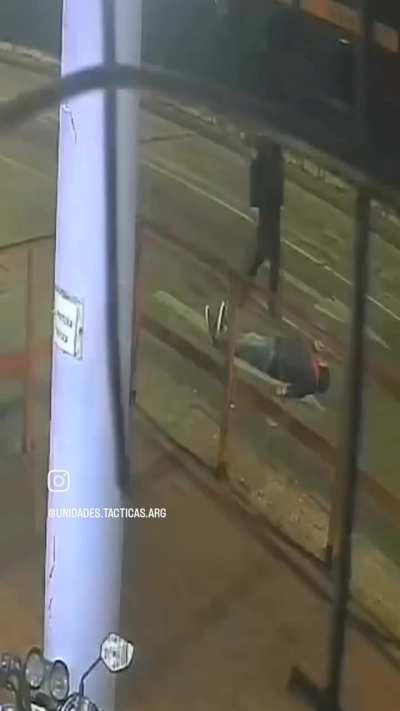 Le dispar&oacute; a la polic&iacute;a y recibi&oacute; un disparo en la cabeza