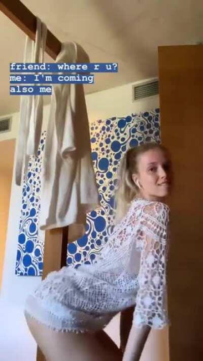 Twerking, look at her face