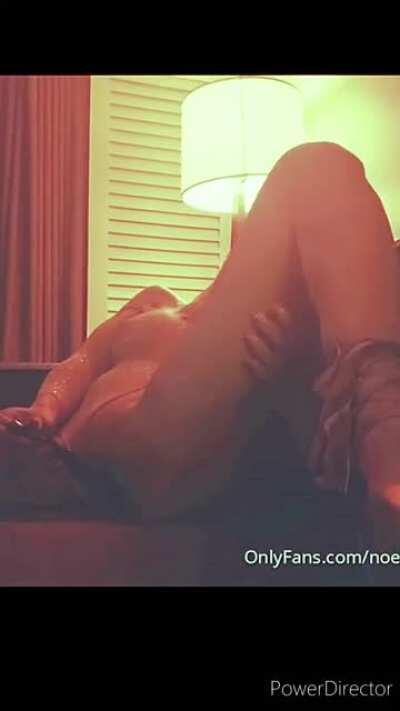 Ufff.....ya solo esperando un lésbico