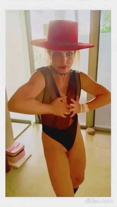 the way Britney moves her body 😲