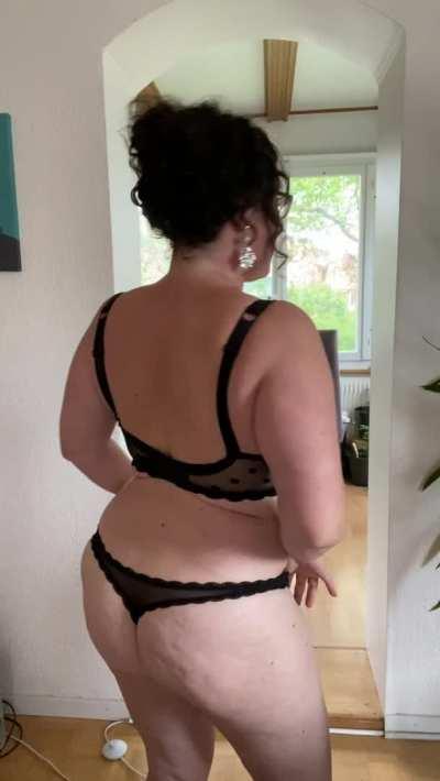 Be honest, are you jerking off to me? Because thinking about it turns me on soo much!