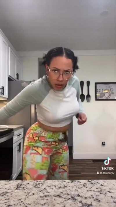 Olivia (@itslunarliv)