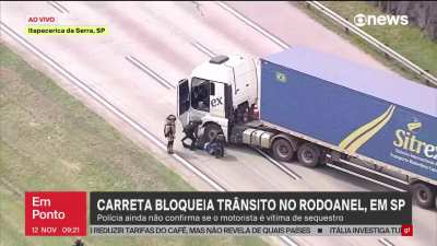 Motorista de carreta atravessada no Rodoanel (SP) é retirado do veículo