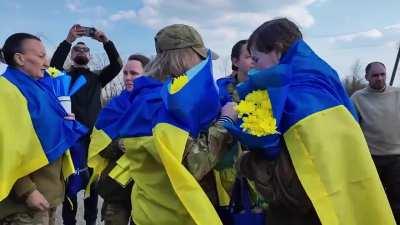 Another exchange of prisoners occurred: Ukraine returned 100 people from Russian captivity, among those released are soldiers, sailors, border guards, and national guardsmen, including defenders of Mariupol, Azovstal, and Hostomel. Some have severe injuri