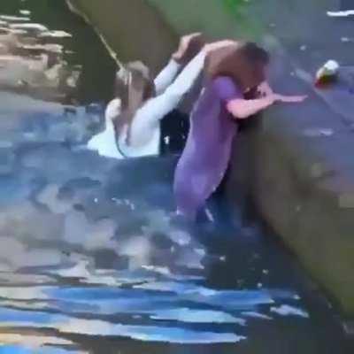 Could you please hmb when I get off this skiff crowded with people