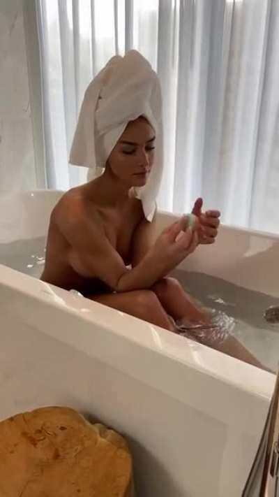 Rachel Cook, Sensual naked woman in bathroom! 😋🤤😋