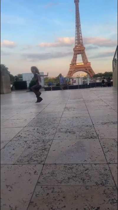 This dad gave his daughter a truly magical moment at the Eiffel Tower. He convinced his daughter that she was the one turning on the Eiffel Tower’s lights.