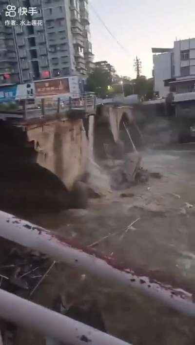 Bridge collapse in China 