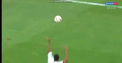 Pênalti bizarro cometido por jogador do Vitória na série B