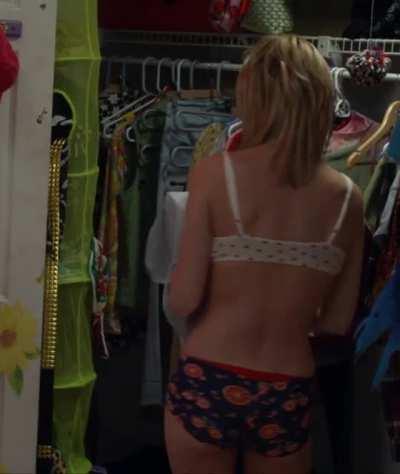 Stripping for bed in United States of Tara