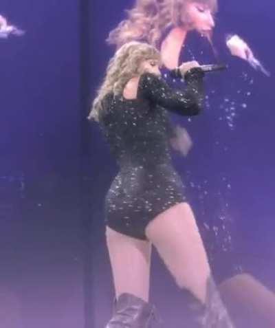 This outfit has made me spill sooooo much cum. It’s not talked about enough. She did so much sexy moves in this. It highlights her body perfectly too.