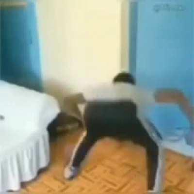 the green grass blows in the wind, dancing