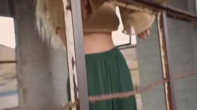 Hannah looks gorgeous in this one (forgot what shoot it was)