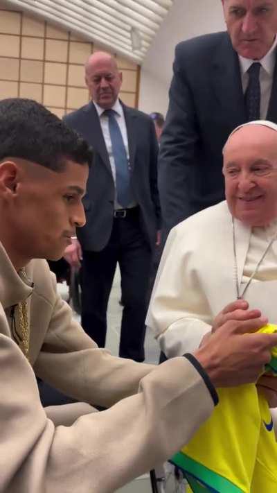 Receeeeeeeeeeeeeeeeeba a benção seu papa, não sei quem realmente recebeu aí, mas o luva ta livre dos pecados